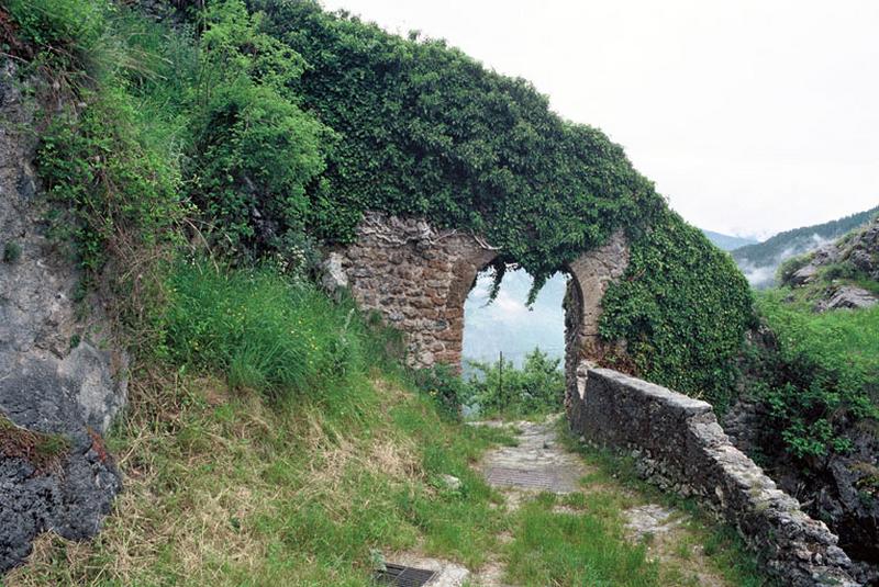 Restes de fortifications, porte.