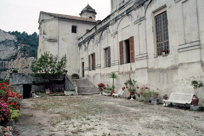 Façade sud, château et chapelle.