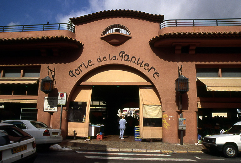 Vue d'ensemble prise de la rue.