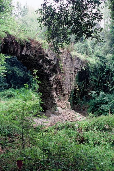 Portion Antibes-Vallauris, vallon du Fugueiret, pilier au milieu de la Valmasque.