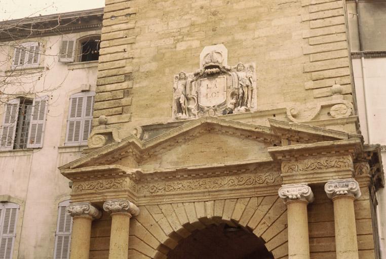 Détail sur décor sculpté et fronton.