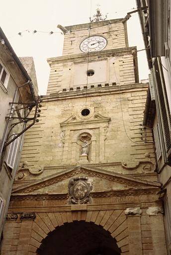 Revers de la tour, décor avec niche et Vierge à l'Enfant.