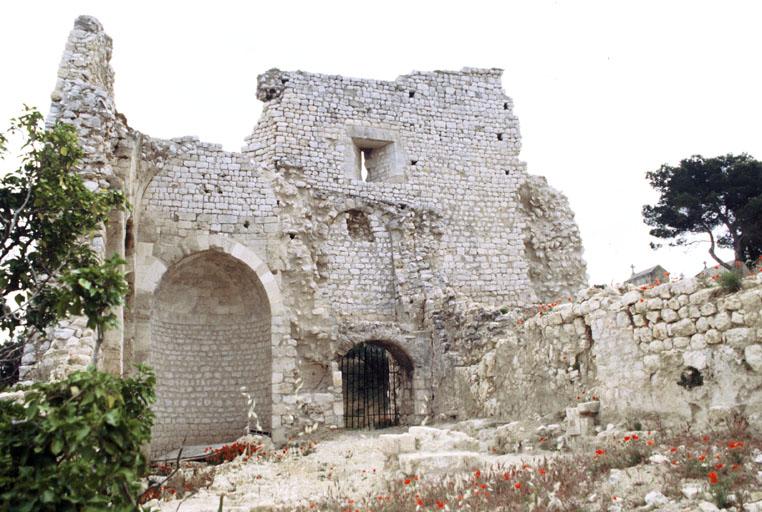 Vue d'ensemble du château et de la chapelle.