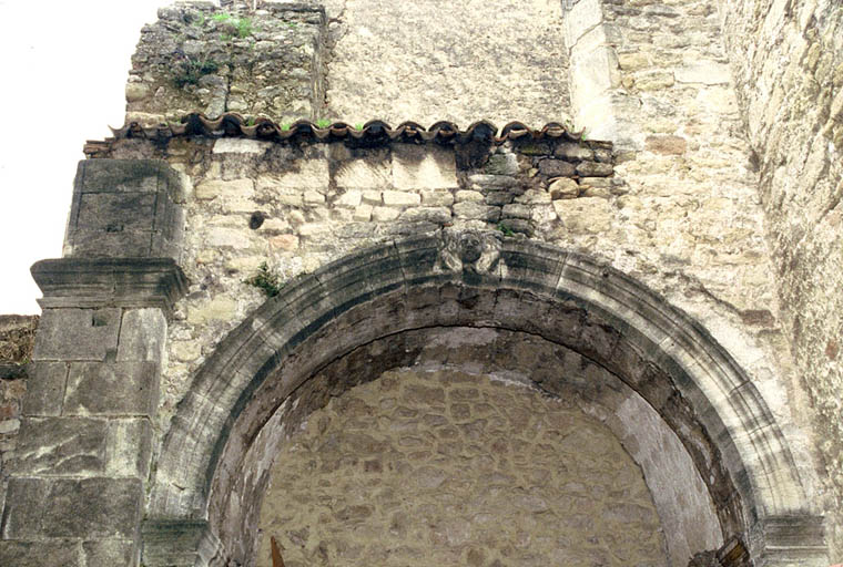 Arcade de l'ancienne église, parties hautes.