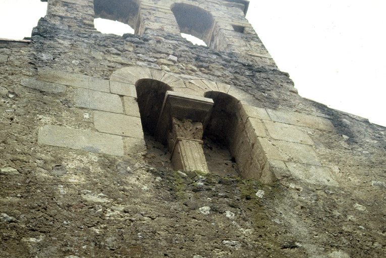 Façade occidentale, parties hautes détail sur clocheton.