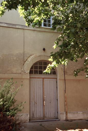 Bâtiment E, une porte.