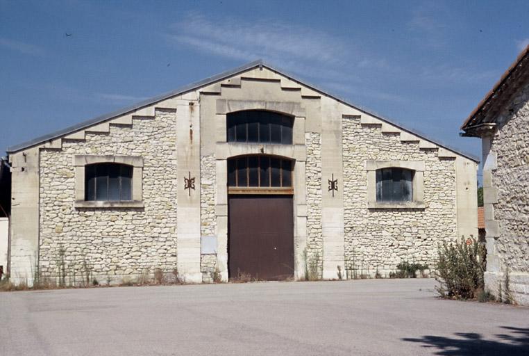 Le manège, façade principale.