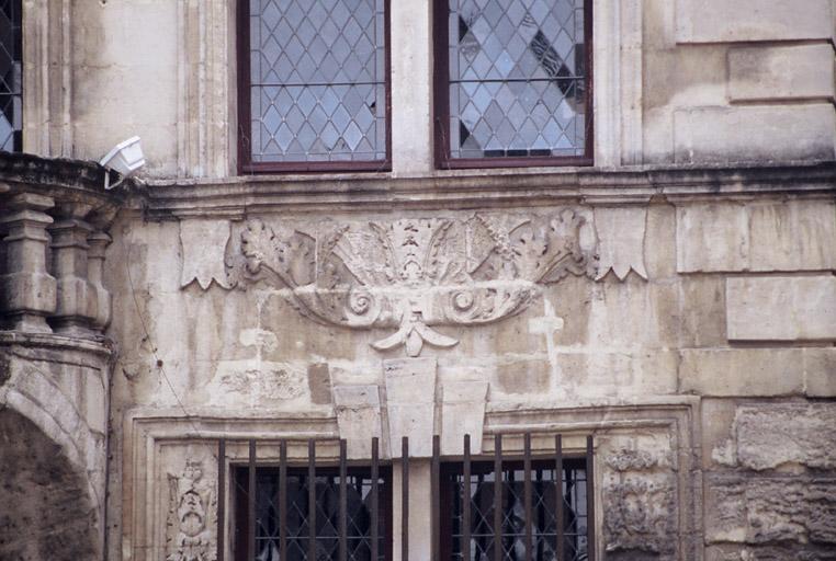 Façade principale, détail sur lambrequin.