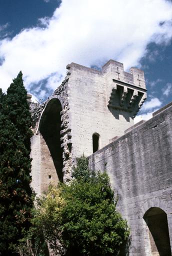 Revers d'une tour carrée de l'enceinte.