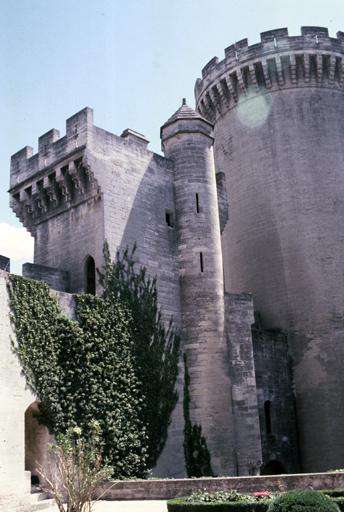 Cour intérieure vers l'enceinte.