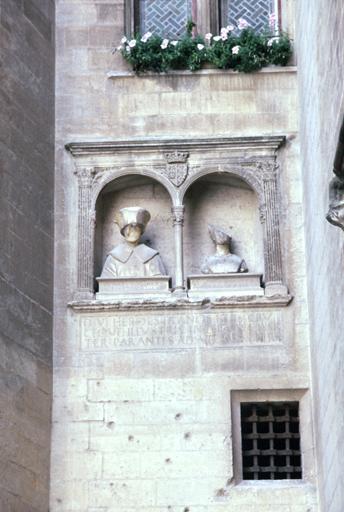 Cour intérieure, façade détail décor.