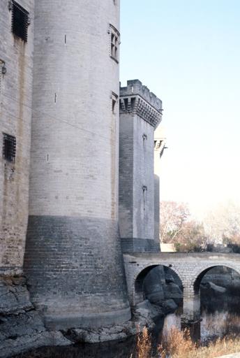 Enceinte et pont d'accès.