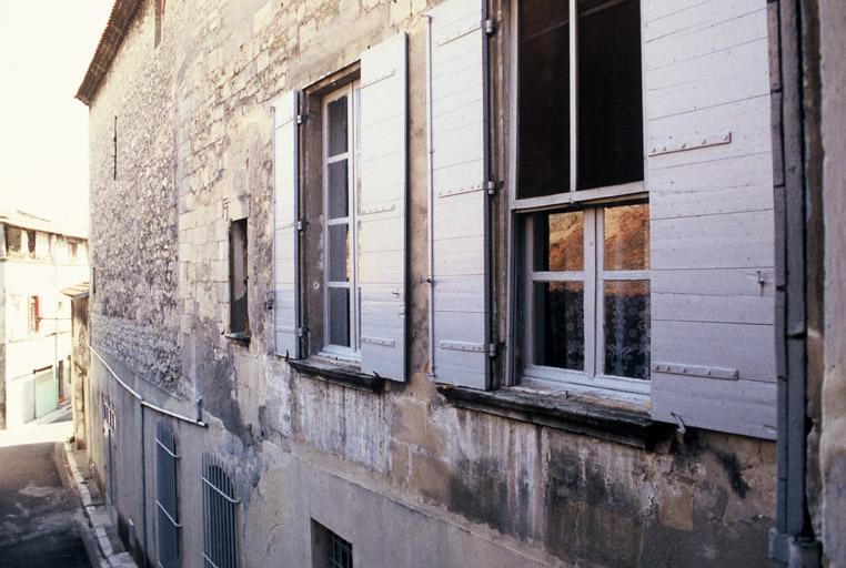 Façade est sur ruelle.