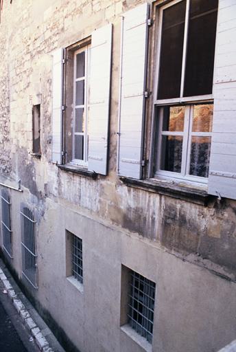 Façade est sur ruelle.