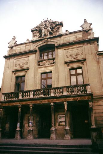 Vue générale, façade d'entrée.