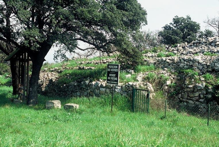 Vue générale sur traces archéologiques à Saint-Marcel.