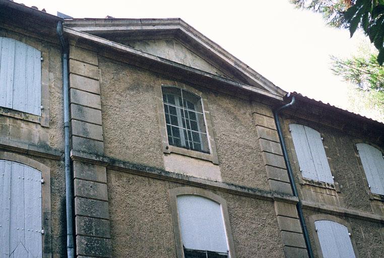 Façade nord, détail sur fronton.