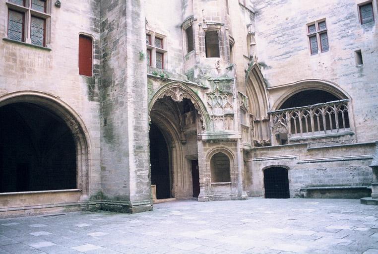 Cour intérieure, façade.