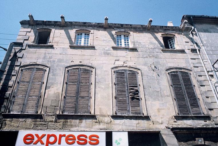 Façade sur rue, détail parties hautes.