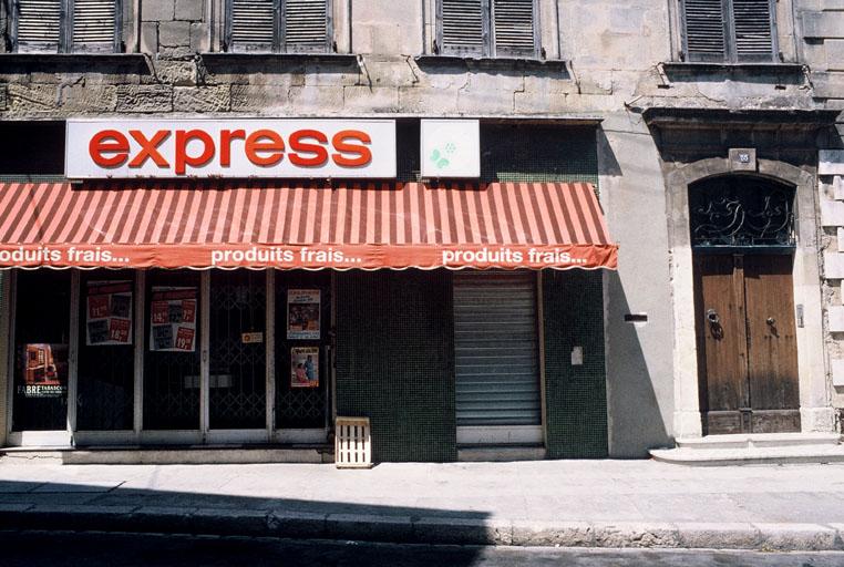 Façade sur rue, entrée.