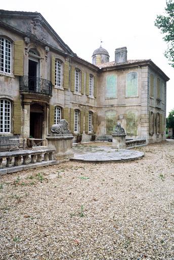 Façade principale, détail sur aile droite.