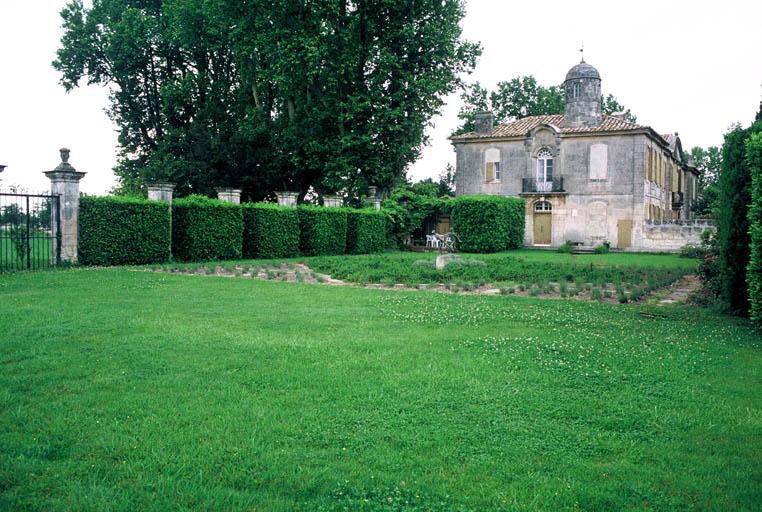 Parc et façade latérale.