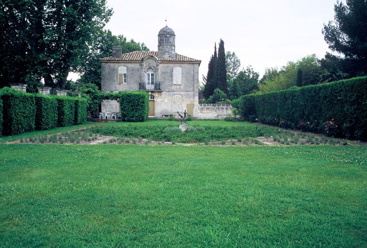 Parc et façade latérale.