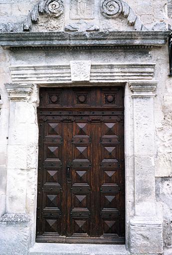 Façade d'entrée sur rue, détail de la porte.