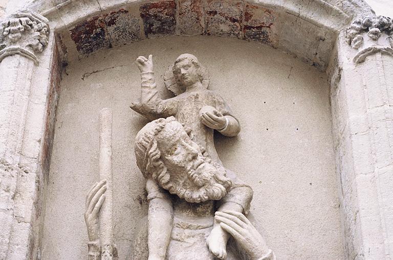 Façade sur rue, détail sur relief sculpté de Saint-Christophe.