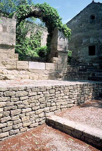 Vue générale d'un tombeau.