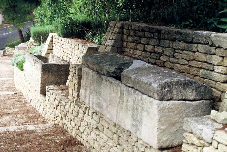 Vue générale sur sarcophages.