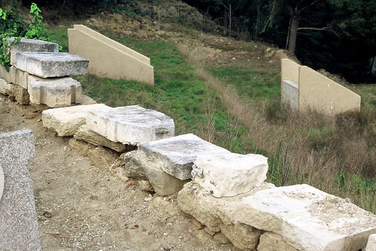 Vue générale sur sarcophages.