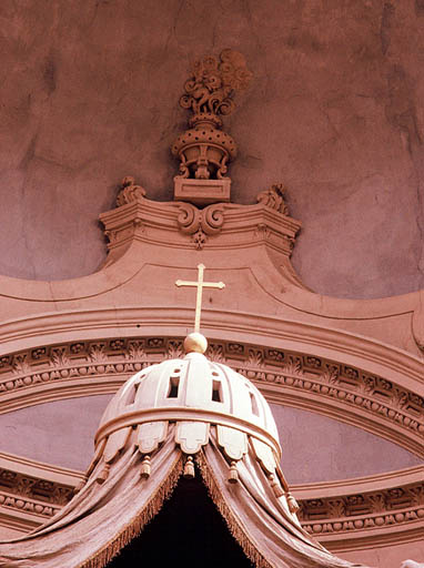 Choeur et chapelle latérale.