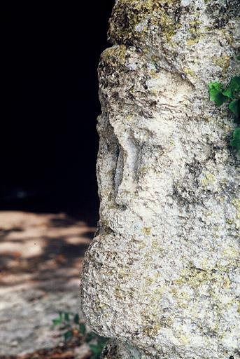 Détail sur tête sculptée à l'entrée.