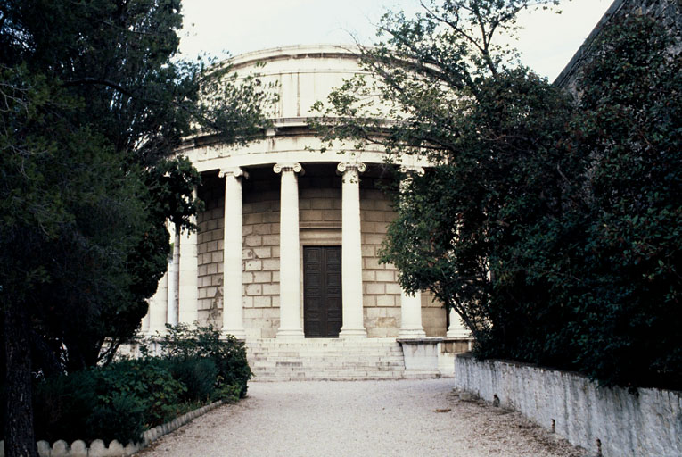 Entrée de la chapelle, façade principale.