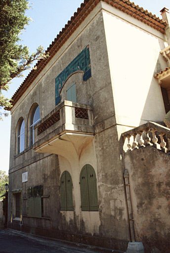 Façade nord, à gauche, l'atelier.