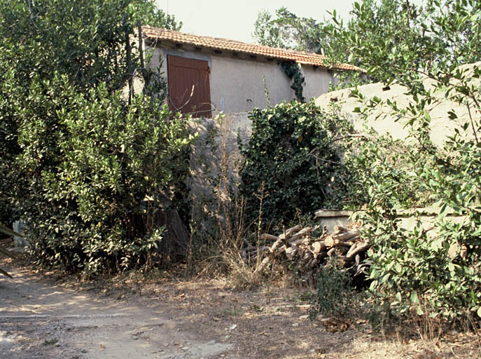 Bâtiment annexe dans le parc.