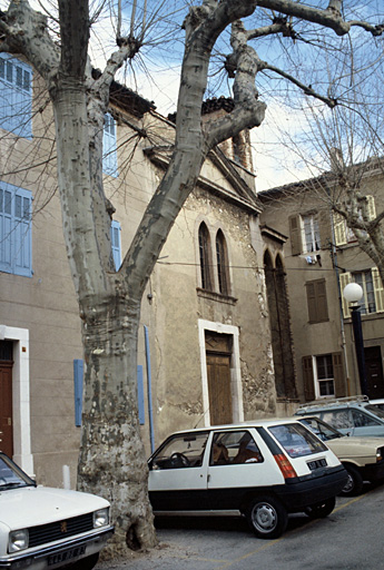 Façade principale sud sur la place.