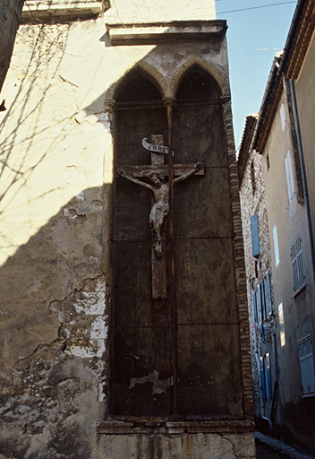 Façade principale, grand Christ dans la niche à droite.