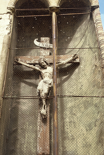 Façade principale, grand Christ dans la niche à droite.