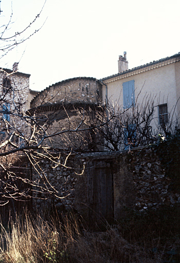 Chevet au nord vu depuis le jardin de la cure.