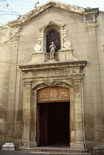 Façade et porte principales.