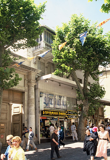 Façade est, partie droite, cours Lafayette.