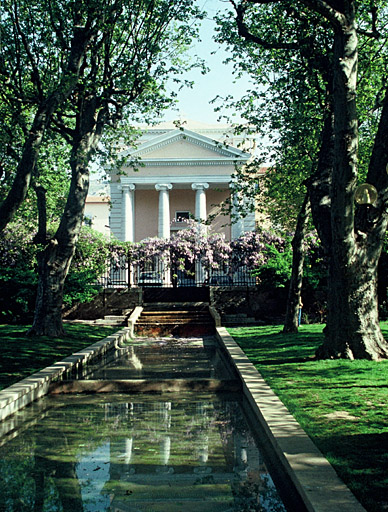 Façade sud sur les jardins de la ville.