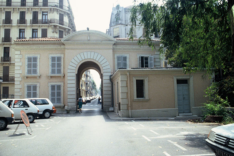 Hôpital, pavillon d'entrée.