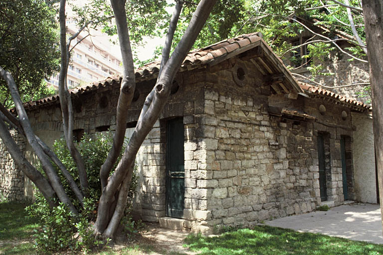 Bâtiment jouxtant la maison du gardien.