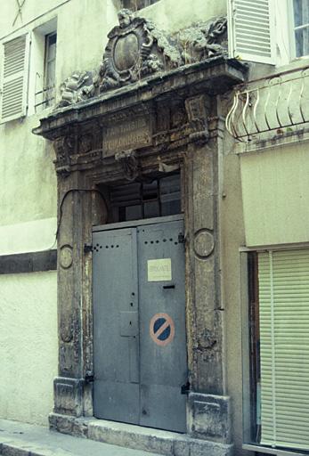 Porte du 18e siècle.