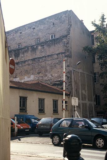 Bâti à l'emplacement de l'ancien théâtre.