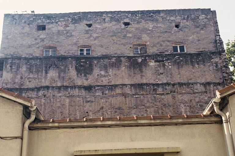 Bâti à l'emplacement de l'ancien théâtre.