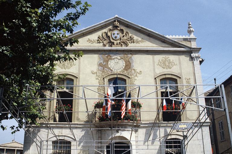 Façade principale en cours de restauration.